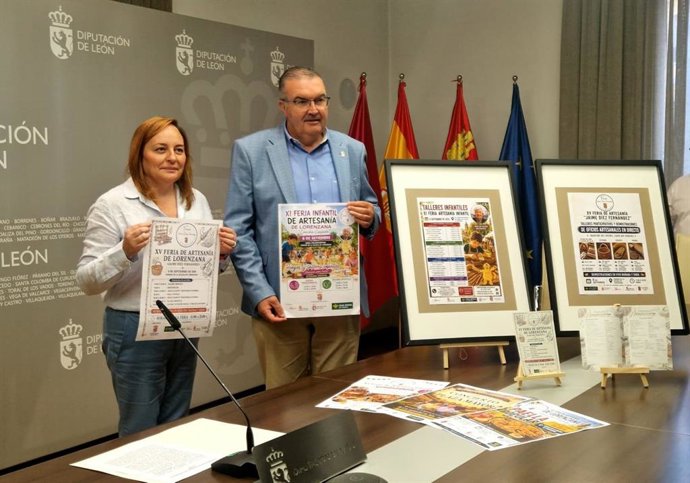 El vicepresidente de la Diputación de León, Roberto Aller, y la alcaldesa de Cuadros, María Teresa Fernández, en la presentación de la XV Feria de Artesanía.