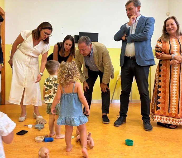 El delegado del Gobierno de la Junta, Ricardo Sánchez, junto a la delegada territorial de Educación, Gloria Guillén, visitan la escuela 'El Parque 3' de Pilas con motivo del inicio del curso 2026/27 en el primer ciclo de Infantil