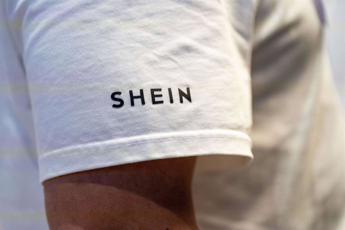 Logo de Shein en una camiseta