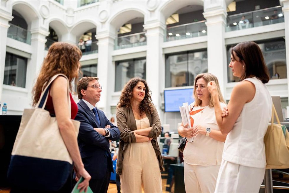 Archivo - El alcalde de Madrid, José Luis Martínez Almeida (i), la concejala Emma López (c), y la portavoz de Más Madrid, Rita Maestre (d), durante el Debate del Estado de la Ciudad, en el Palacio de Cibeles, a 30 de junio de 2026, en Madrid (España).