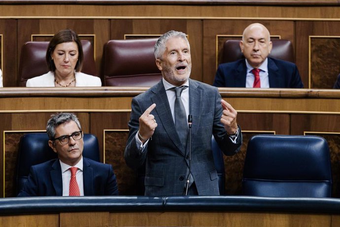 Archivo - El ministro de Interior, Fernando Grande-Marlaska, interviene durante un pleno en el Congreso 