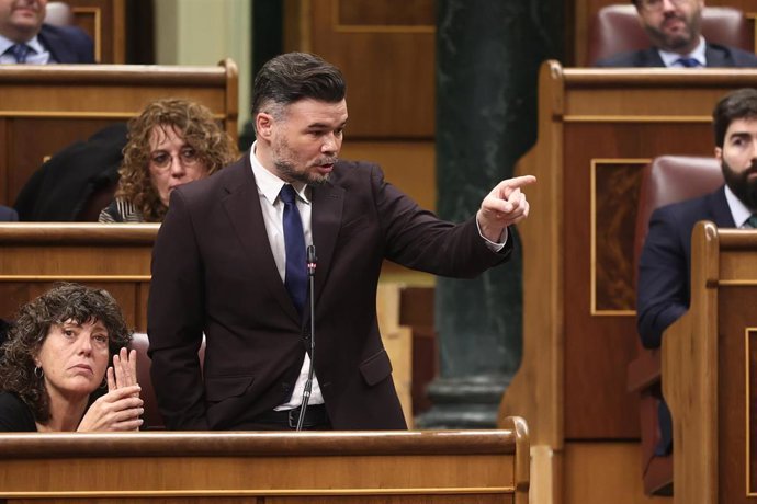 Archivo - El portavoz de ERC en el Congreso, Gabriel Rufián, interviene durante una sesión de control al Gobierno, en el Congreso de los Diputados, a 10 de diciembre de 2025, en Madrid (España). 