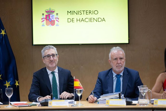 El ministro de Hacienda, Arcadi España (i), y el ministro de Política Territorial y Memoria Democrática, Ángel Víctor Torres (d),  durante el Consejo de Política Fiscal y Financiera (CPFF).