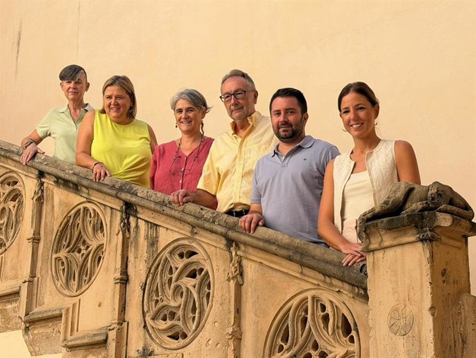 El director general de Cultura del Govern, Llorenç Perelló, y la consellera insular de Cultura  Patrimonio, Antònia Roca, con las personas que dirigirán el proyecto.