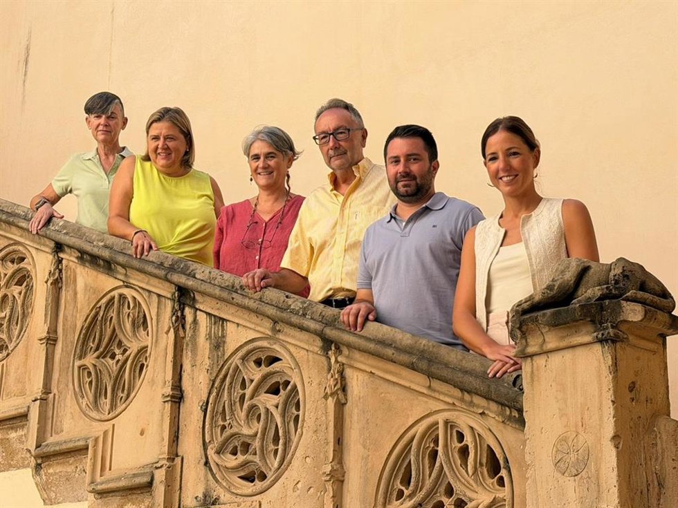 El director general de Cultura del Govern, Llorenç Perelló, y la consellera insular de Cultura  Patrimonio, Antònia Roca, con las personas que dirigirán el proyecto.