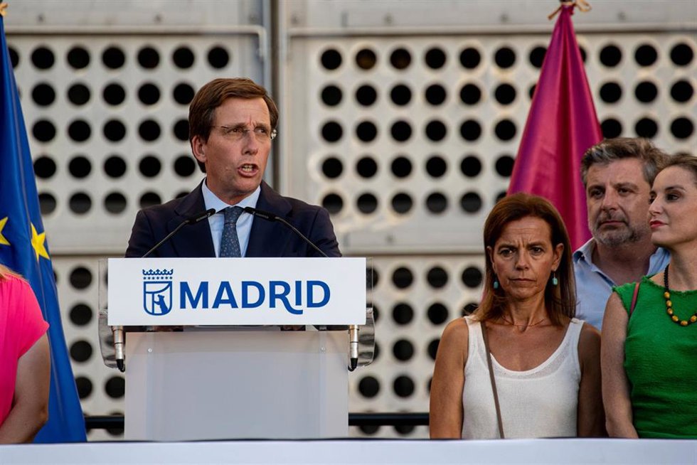 El alcalde de Madrid, José Luis Martínez Almeida, interviene durante una concentración en solidaridad con Ceuta, a 2 de septiembre de 2026, en Madrid (España).