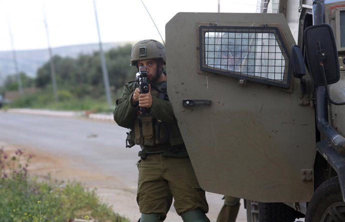 Archivo - Arquivo - Soldado israelense durante uma operação em Nablus, na Cisjordânia (arquivo)