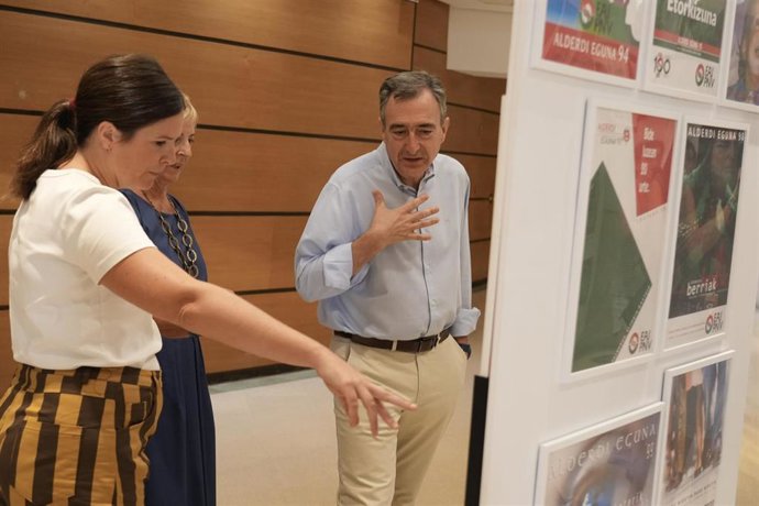 El presidente del PNV, Aitor Esteban, la secretaria del EBB, Maitane Ipiñazar, y la presidenta de la Fundación Sabino Arana, Arantxa Tapia, durante la presentación en Sabin Etxea de la exposición conmemorativa por las 50 ediciones del Alderdi Eguna.