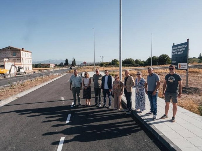 El consejero de Política Local, Infraestructuras y Lucha contra la Despoblación, Daniel Osés,  y la alcaldesa de Alberite, Esperanza García, visitan las obras del entorno del futuro Centro de Salud de Alberite