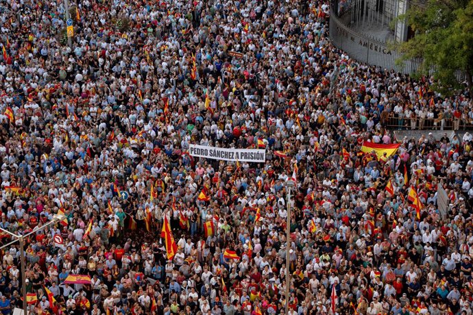 Centenars de persones durant una concentració en solidaritat amb Ceuta, a 2 de setembre del 2026, a Madrid (Espanya). 