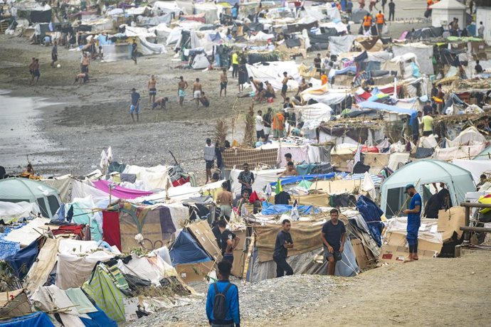 Imagen de centenares de migrantes que acampan en la playa del Trampolín, a 3 de septiembre de 2026, en Ceuta (España).