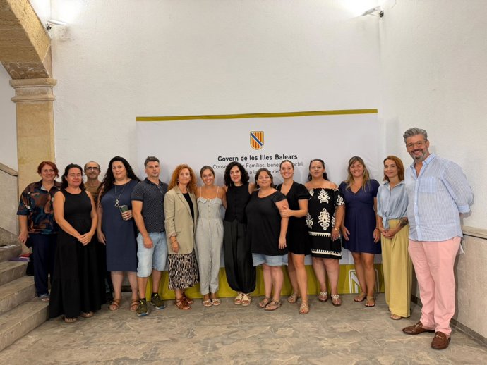 La consellera Fernández con los representantes del comité de empresa de la Fundación Instituto Socioeducativo S'Estel (FISE) 