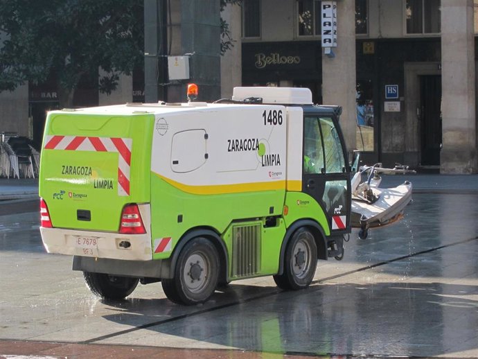Archivo - Máquina-vehículo de limpieza de calles de Zaragoza