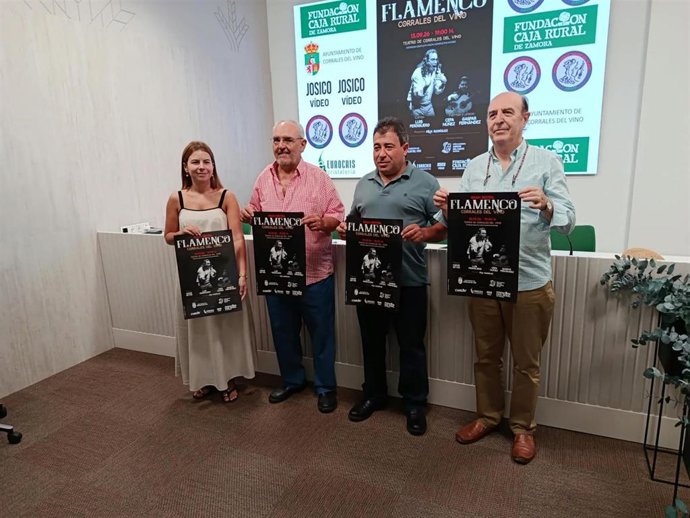 Los representantes de la peña Amigos del Cante, de Caja Rural y del Ayuntamiento de Corrales del Vino (Zamora), durante la presentación del recital.