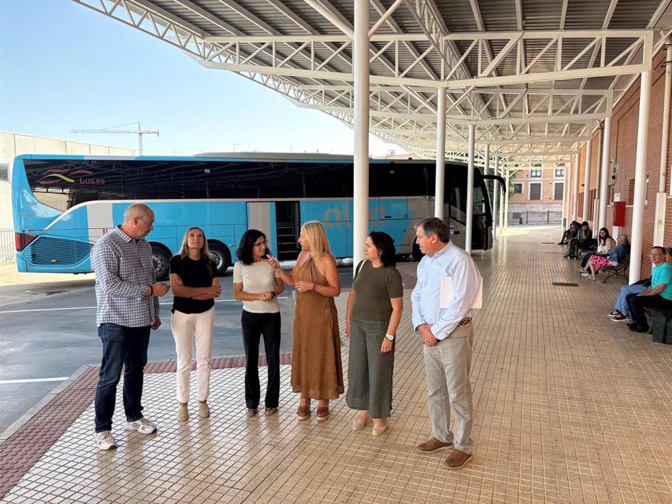 La consejera de Movilidad, junto a otros responsables políticos, visita la estación de autobuses de El Burgo de Osma, en Soria