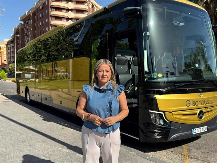La secretaria general del PP de Jaén, Elena González, ante uno de los autobuses para prestar servicio alternativo al tren.