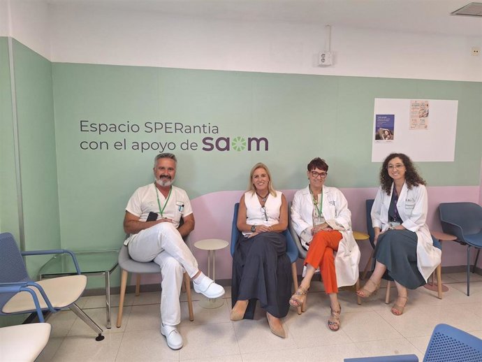 La delegada de Sanidad, Eva Pajares, en la nueva sala de espera de Oncología del Hospital de Jerez.