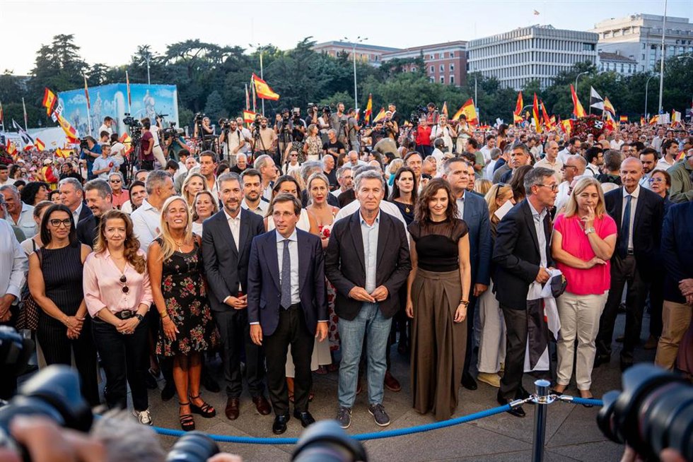 (5I-D) El alcalde de Madrid, José Luis Martínez Almeida; El presidente del Partido Popular, Alberto Núñez Feijóo y la presidenta de la Comunidad de Madrid, Isabel Díaz Ayuso, a 2 de septiembre de 2026, en Madrid (España).