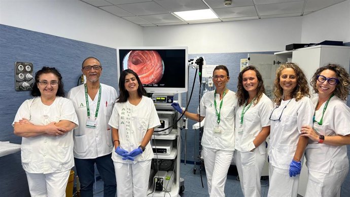 Profesionales del Hospital Universitario Torrecárdenas de Almería junto al nuevo equipamiento tecnológico del área de endoscopias.