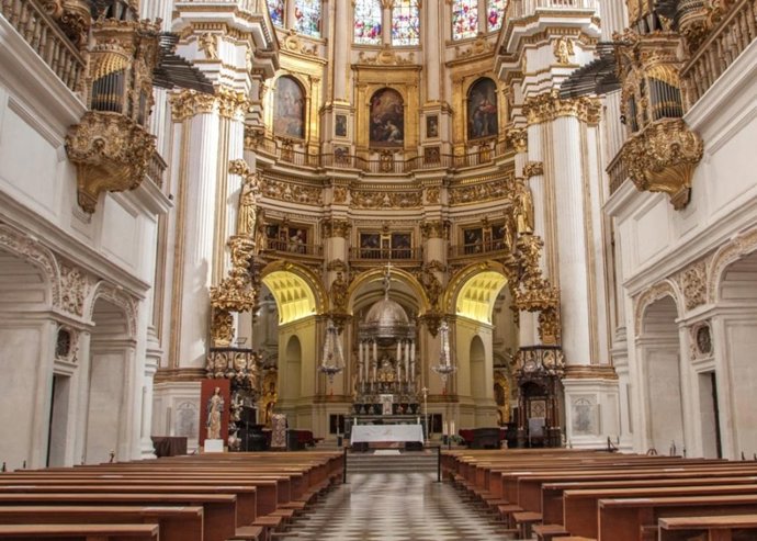 Archivo - Interior de la Catedral de Granada.