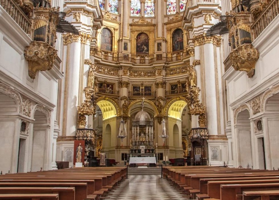 Archivo - Interior de la Catedral de Granada.