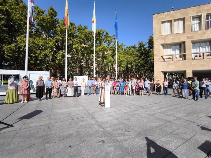 Concentración contra la violencia de género en el Ayuntamiento de Logroño