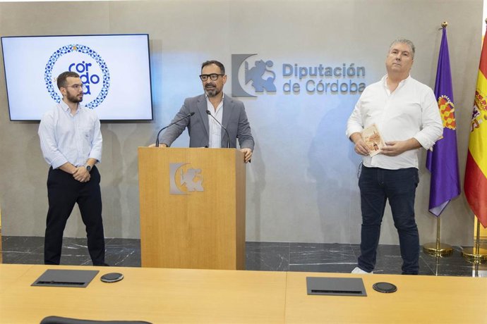 El delegado de Desarrollo Económico, Promoción y Empleo de la Diputación de Córdoba, Félix Romero (centro), presenta la participación de 'Sabor a Córdoba' en Auténtica.