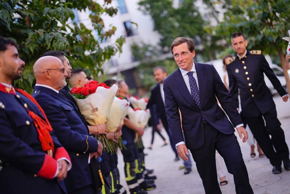 Homenaje a los bomberos fallecidos en los Almecenes Arias