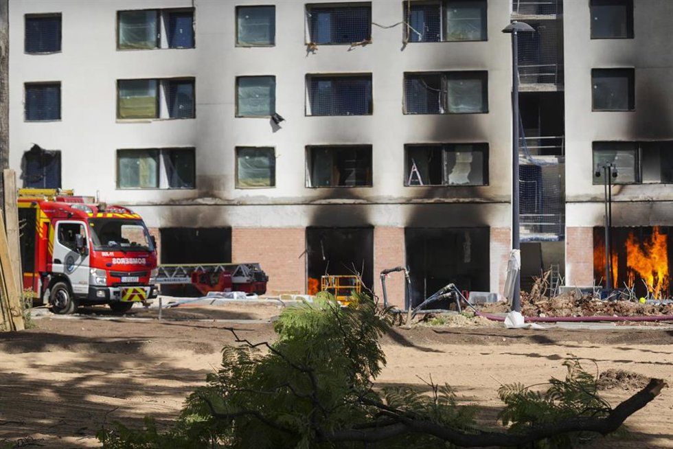 Imágenes del incendio en el antiguo complejo de Altadis en el que está construyendo un hotel. A 2 de septiembre de 2026 en Sevilla (Andalucía, España). 