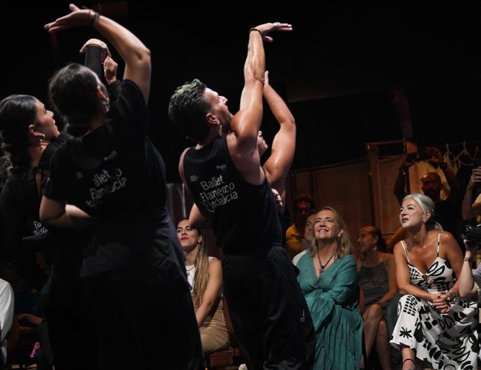 Patricia del Pozo (d)  y Macarena O'Neill, a su lado, asisten al ensayo del Ballet Flamenco de Andalucía, previo a su participación en la gala inaugural de la Bienal de Sevilla