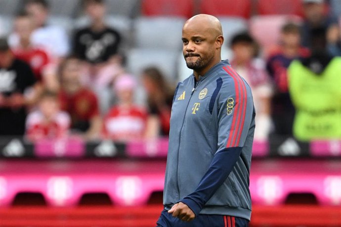El entrenador del Bayern de Múnich, Vincent Kompany, durante un partido de Bundesliga. 