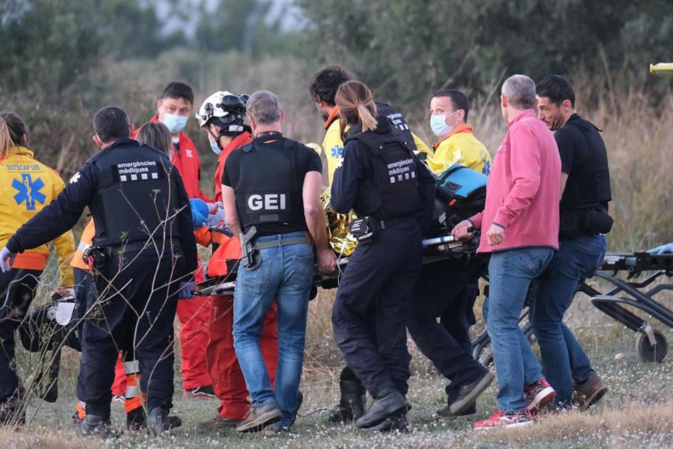 Archivo - Un grupo de sanitarios trasladan a uno de los heridos en camilla en el lugar donde estaba detenido el hombre que ha herido con un arma de fuego a tres excompañeros y a un mosso d´esquadra en su huida, a 14 de diciembre de 2021, en Tarragona, Cat