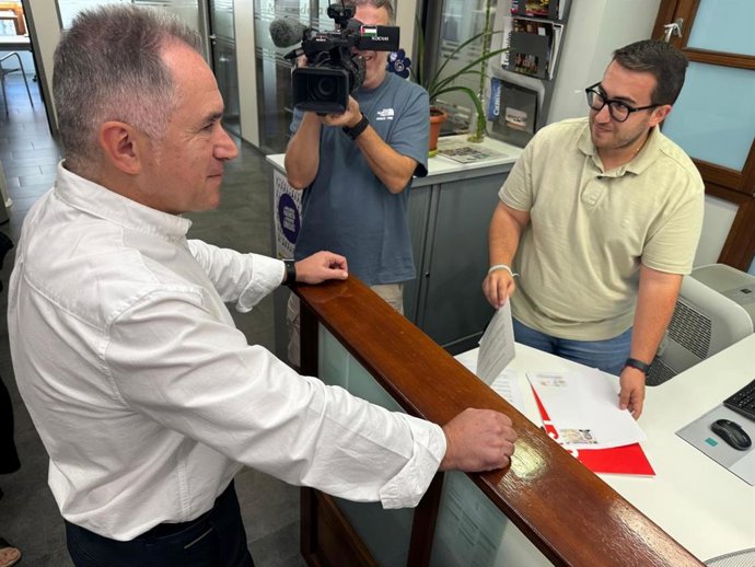 El precandidato Eloy Madorrán registrando su candidatura