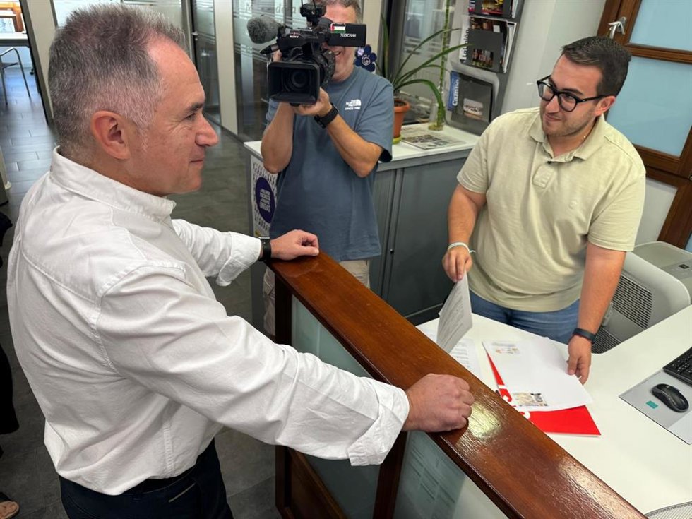 El precandidato Eloy Madorrán registrando su candidatura