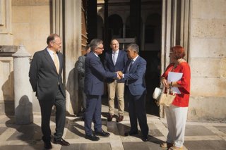 El vicepresidente segundo y consejero de Turismo, Justicia, Desregulación y Administración Local de la Junta de Andalucía, Manuel Gavira, se reúne con el presidente del Tribunal Superior de Justicia de Andalucía (TSJA), Lorenzo del Río, en Granada.