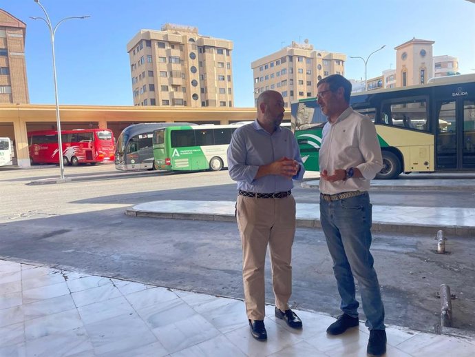 Sergio López y Miguel Contreras en la estación de autobús de Jaén.