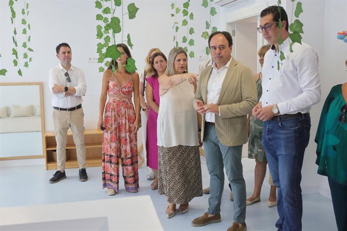 El 'president' de la Generalitat Valenciana, Juanfran Pérez Llorca, y la consellera de Educación, Cultura y Universidades, Carmen Ortí, este viernes durante su visita a una escuela infantil de Polop (Alicante)