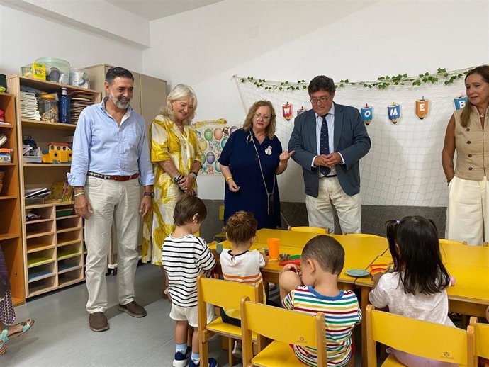La delegada de la Junta de Andalucía en Cádiz, Mercedes Colombo, junto al delegado territorial de Educación, José Ángel Aparicio, en una visita a la Escuela Infantil Virgen del Rosario en Cádiz por el inicio del curso escolar