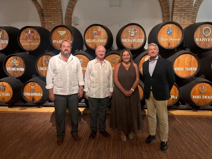 La eurodiputada del PP riojano, Esther Herranz, durante su encuentro con el presidente del consejo regulador de Brandy de Jerez, Ricardo Rebuelta y a su director, César Saldaña