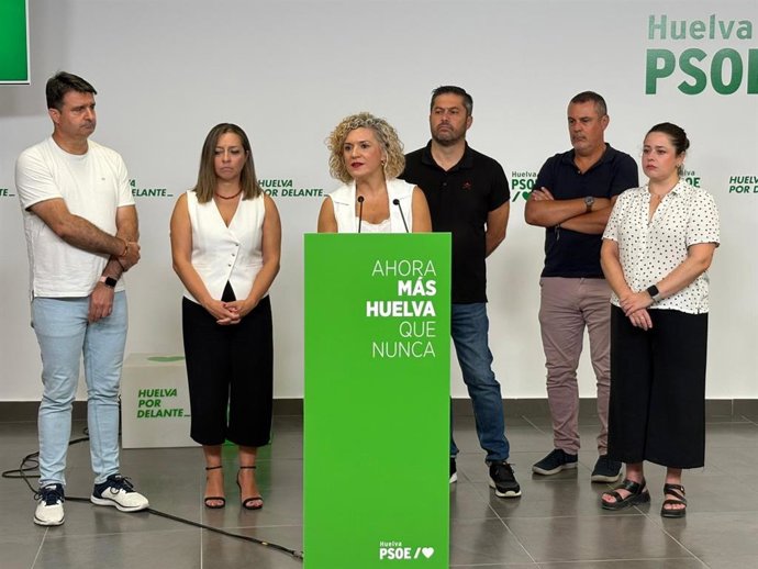 La secretaria general del PSOE de Huelva, María Eugenia Limón, junto a otros miembros de la formación política.