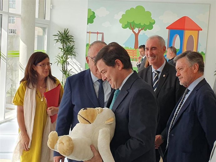 El presidente Mañueco, en la visita al área de Pediatría de Segovia IV .