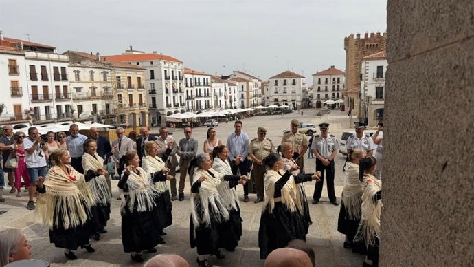 Actuación del grupo Trébol en el acto institucional del Día de Extremadura en el Ayuntamiento de Cáceres