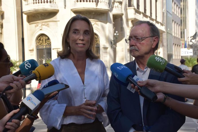 La vicesecretaria de Regeneración Institucional del PP, Cuca Gamarra y el presidente de Ceuta, Juan Jesús Vivas, atienden a los medios de comunicación, tras una reunión en la sede del PP Ceuta, a 18 de agosto de 2026, en Ceuta (España).