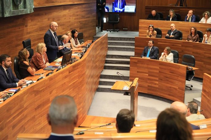 El presidente de la Junta General del Principado de Asturias, Juan Cofiño, pronuncia el discurso con motivo del pleno institucional del Día de Asturias.