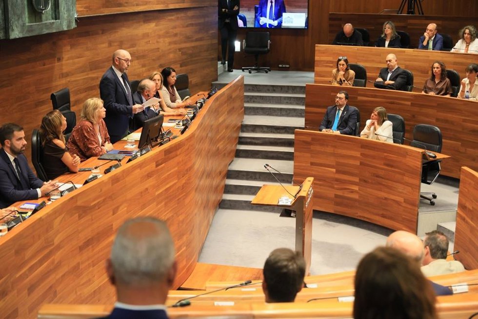 El presidente de la Junta General del Principado de Asturias, Juan Cofiño, pronuncia el discurso con motivo del pleno institucional del Día de Asturias.