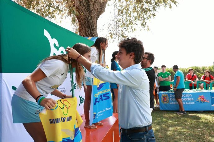 El diputado provincial de Cultura y Ciudadanía de la Diputación, Casimiro Fernández, en la entrega de los trofeos de la Final Conjunta del Circuito Provincial de Natación de Verano 2026, en el pabellón de Mairena del Alcor