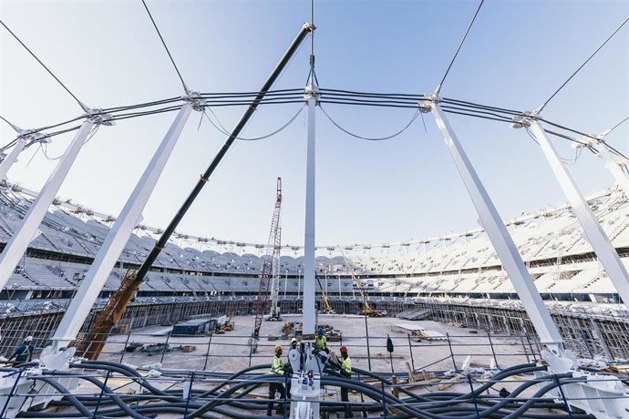 El Nou Mestalla inicia el izado de la estructura principal de su futura cubierta.