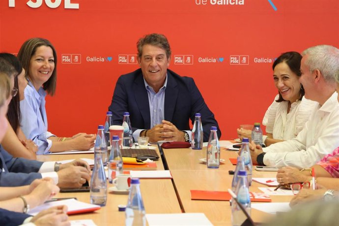 El secretario xeral del PSdeG, José Ramón Gómez Besteiro, preside la reunión de la interparlamentaria