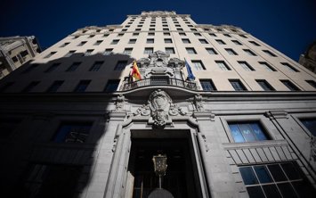 Archivo - Fachada del edificio de Telefónica en la Gran Vía, a 28 de noviembre de 2025, en Madrid (España). 