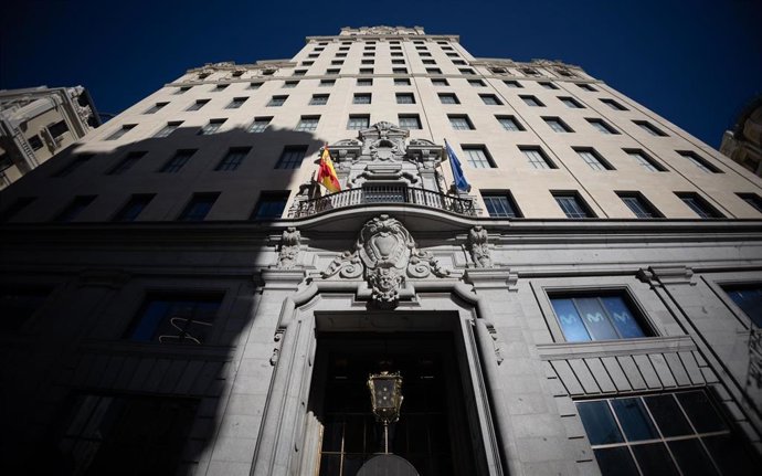 Archivo - Fachada del edificio de Telefónica en la Gran Vía, a 28 de noviembre de 2025, en Madrid (España). 